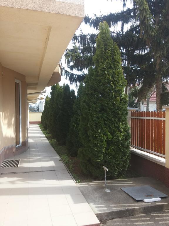 Alina Apartmanok Hajduszoboszlo Bagian luar foto